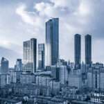 Infographic showing key indicators for when to buy or sell in the real estate market 2025
