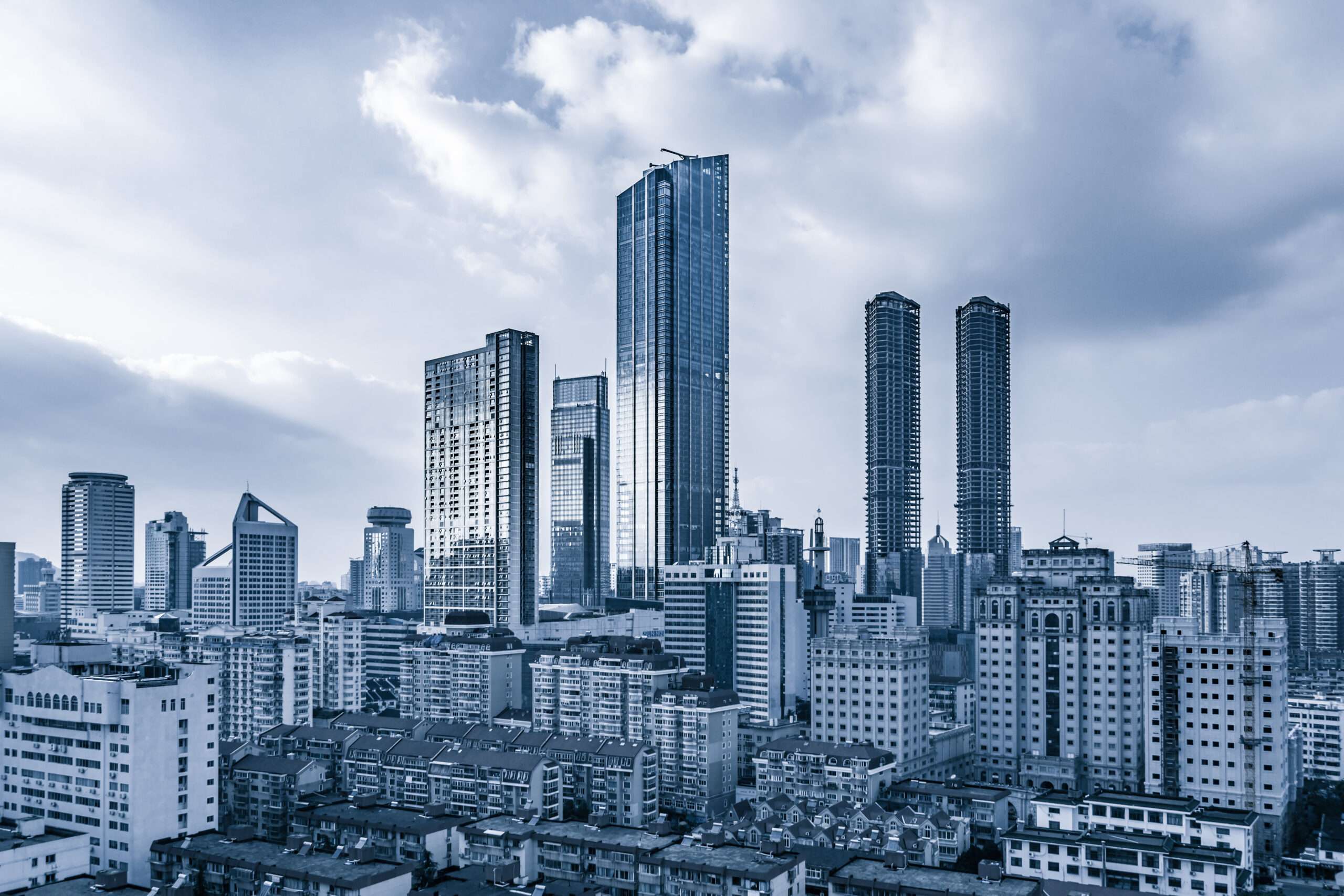Infographic showing key indicators for when to buy or sell in the real estate market 2025
